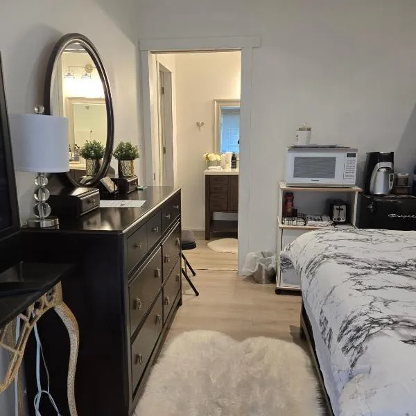 Private master bedroom in a farmhouse, hotel in Nanoose Bay
