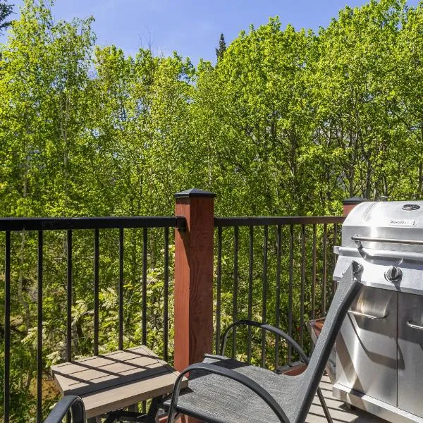 Creekside Condo Steps from Main Street Mountain Views Fireplace، فندق في كانمور