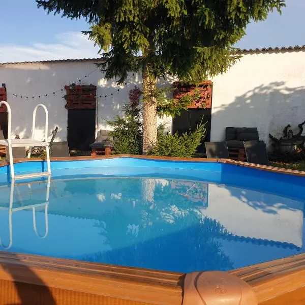 CASA TURÍSTICA Villa Carmen, CON AMPLIO JARDIN QUE INCLUYE BARBACOA, 2 PORCHES, PARKING PRIVADO Y PISCINA, hotel di Arenzana de Abajo
