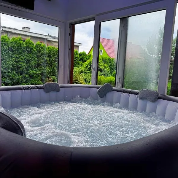 Apartamenty Panorama Trzech Gór z SAUNĄ i JACUZZI, hotel v destinaci Wałbrzych