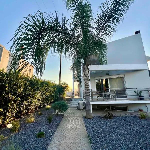 Iloma Villa 6 km from Nafplio, Hotel in Dhalamanára