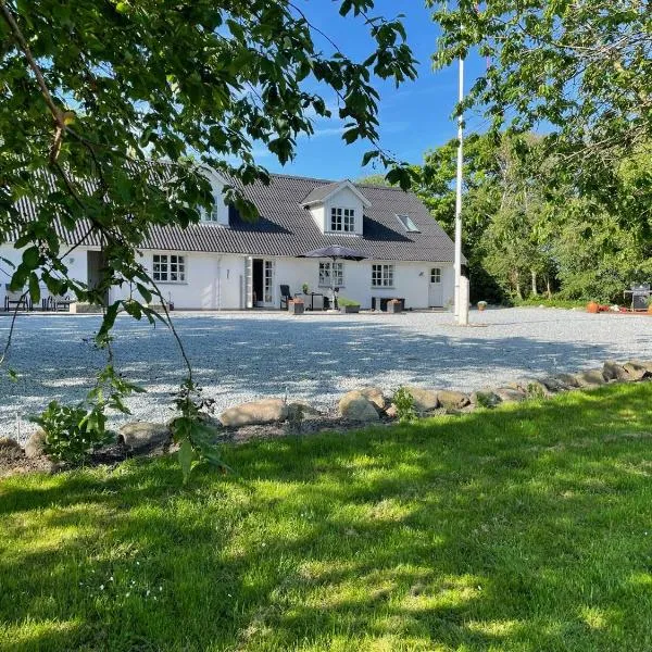 Stort Værelse på Landsted nær Løkken, hotel in Løkken