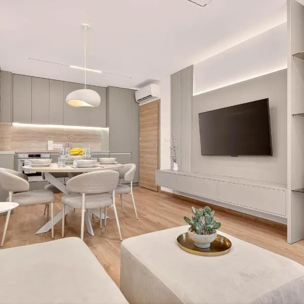 Luxury Ap Bella - Parking & Pool in Azur Panorama, hotel in Sveti Konstantin