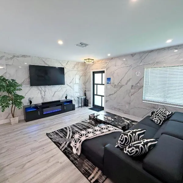 The LuxeLanding MIA- Swimming pool, Oasis Lounge, Mini Golf, BBQ and Hibachi Grill , and Outdoor Games, hotel i Miami