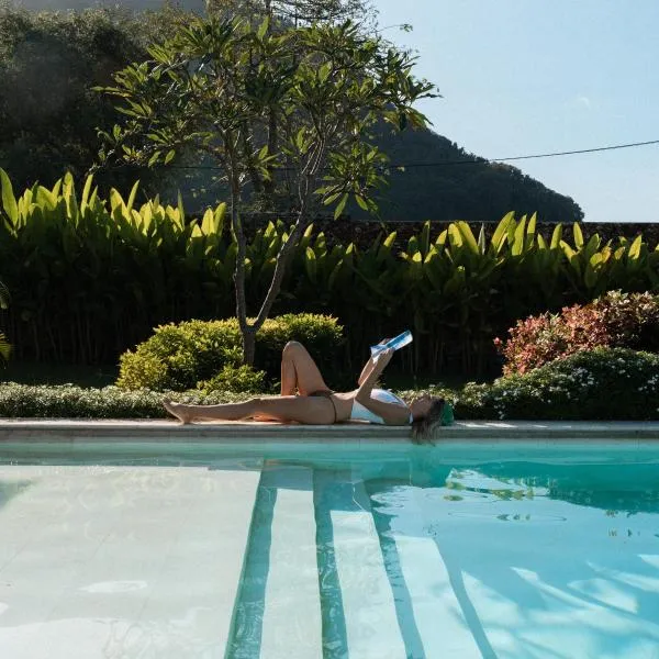 Casa Samudra - charming & spacious villa by the sea surrounded by nature, hotel in Selong Belanak