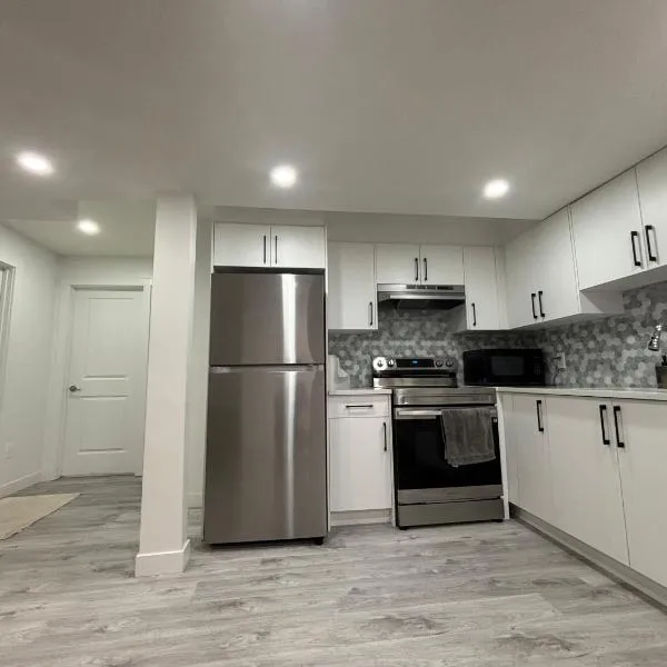2 bedroom Basement Suite, hotel in Calgary