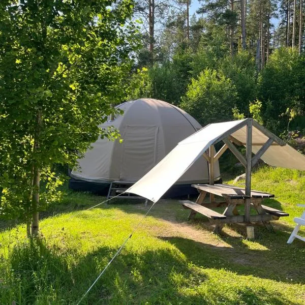 Romantic night in a dome tent lake view, hotel v destinaci Bjuråker