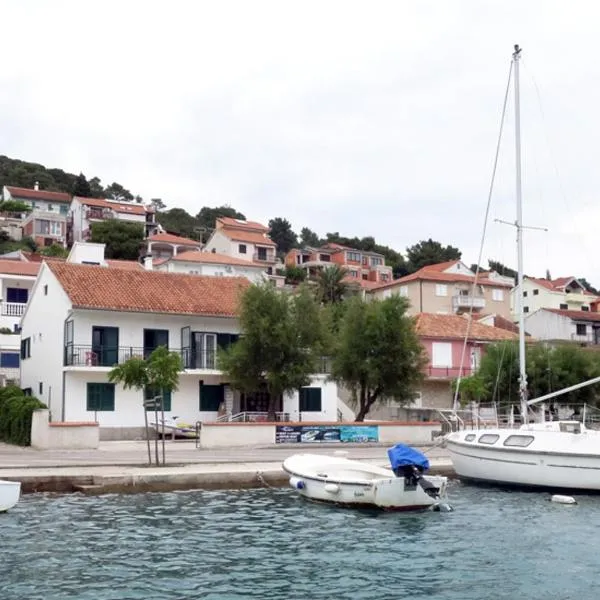 Waterfront Apartments, hotel v Tisnem