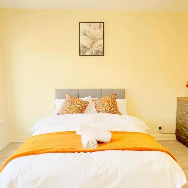 Entire 3 Bedroom House, Salford 60, khách sạn ở Manchester