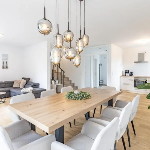 Das Strandhaus, bis zu 8 Personen, mit Garten, 250 Meter fussläufig zum See, hotel en Lembruch