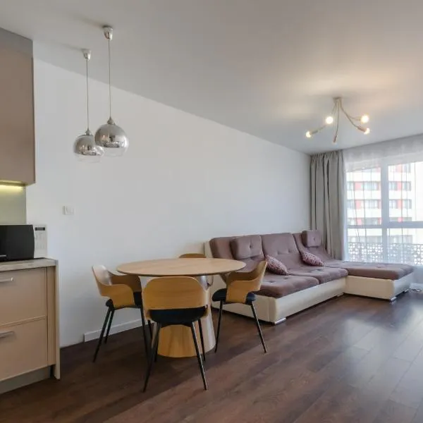Petrovdom Apartments 16-77b in RC Kvartet, Vasyl Lypkivskyi 16b, ξενοδοχείο στο Κίεβο