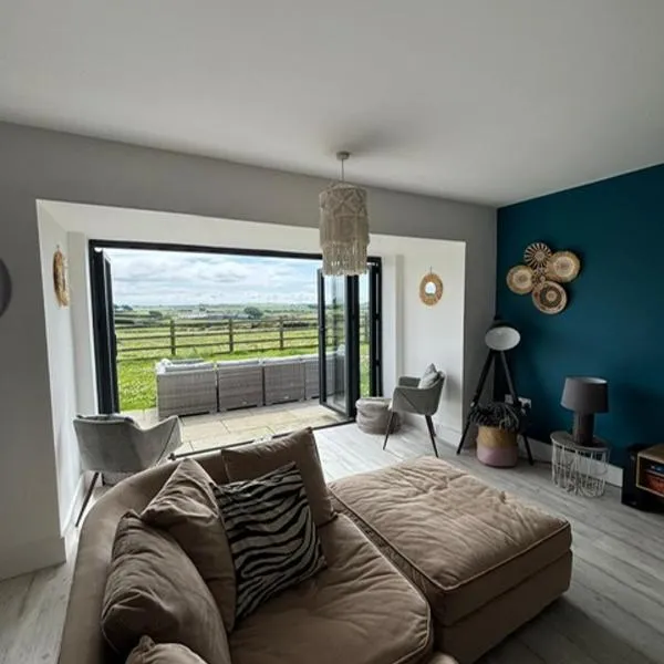 Anglesey sleeps 10 with hot tub, hotel en Llanfaelog