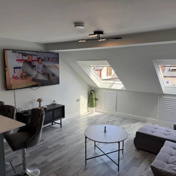 Lavish Filey Town Centre Apartment SKY 70inch TV Sleeps Up to 4 GREAT LOCATION, hotel in Filey