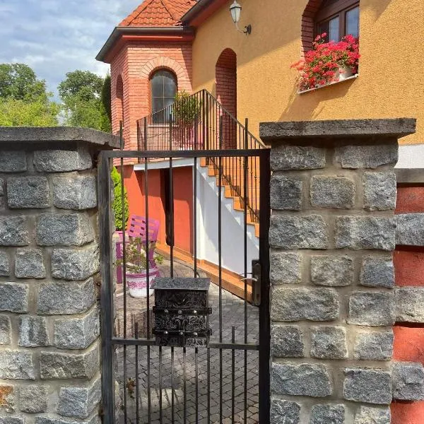 Sebe apartments 5, hotel in Holíč