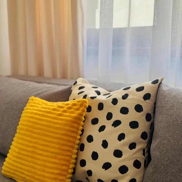 Home away from home, hotel in Floreşti
