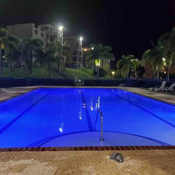 Costa Brava Beach & Pool Apartment 24-402, hotel u gradu Ceiba
