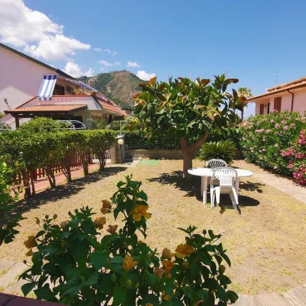 Casa con Giardino e Terrazzo vicino al Mare, hotel v destinácii Piraino