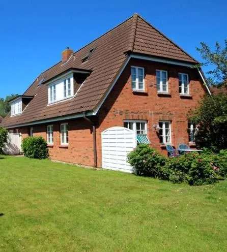 Ferienwohnungen und Haushälfte Friesland, hotel in Midlum