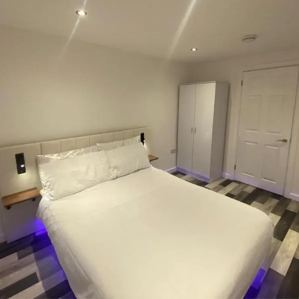 Spacious 1-Bed Apartment - Sleeps 2 & Parking, hotel en Truro