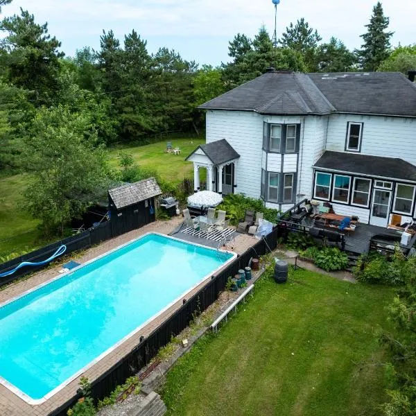 Rideau lakes country home，位于Portland的酒店
