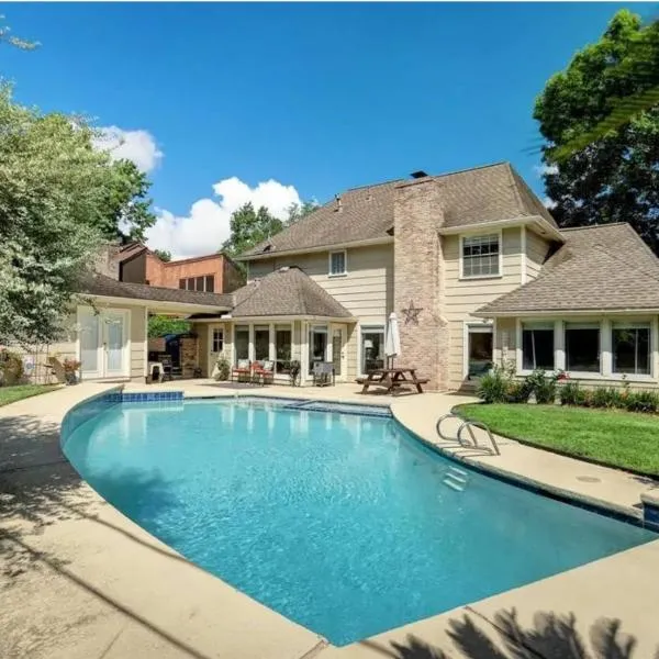 Houston Getaway 5BR Sleeps 13 Pool WiFi, hotel en Houston