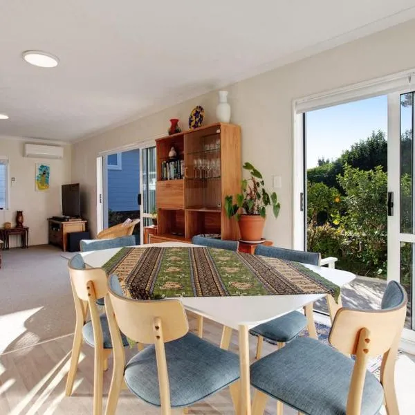 The Peninsula Riverside Abode with Garden Views، فندق في أوكلاند