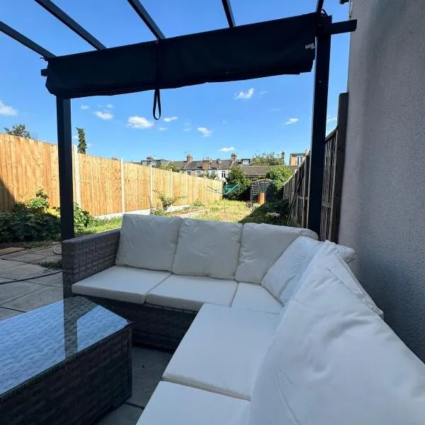 Luxury House in Ilford 21 minute Train journey from Central London, hotel in Ilford