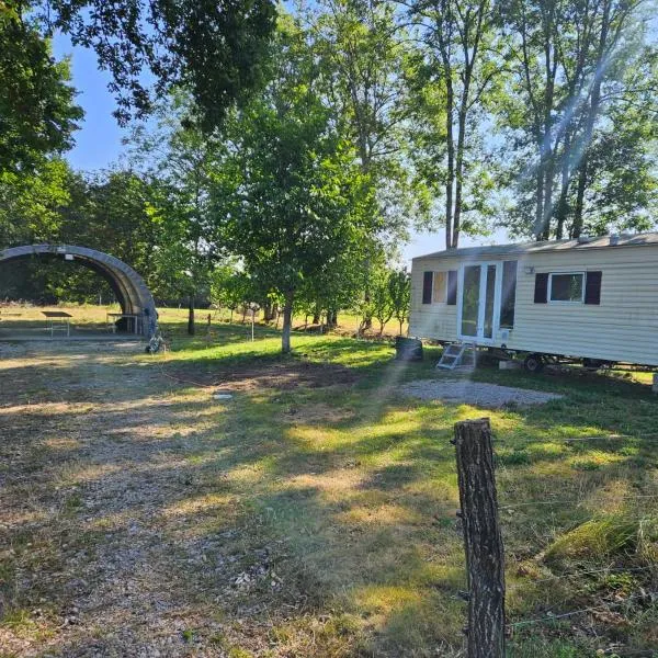 Le mobile home est dans le pré, hotel in Auxy