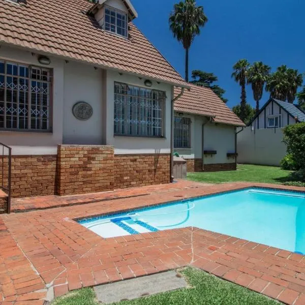 Elegant 5BR House with Pool, Gourmet Kitchen and Reliable Generator, Hotel in Johannesburg