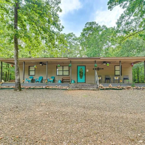 Broken Bow Getaway Hot Tub, Grill and Fire Pit โรงแรมในโบรคเคนโบว์