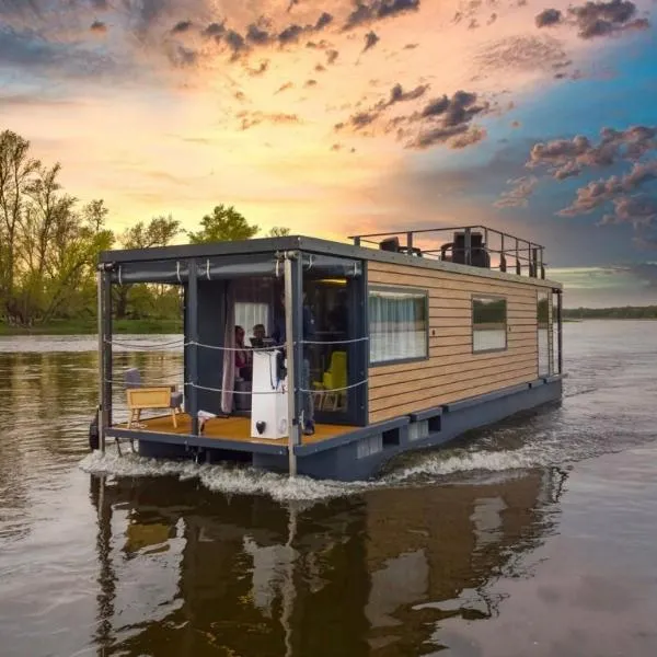 Tarnobrzeg में, होटल Houseboat - dom na wodzie