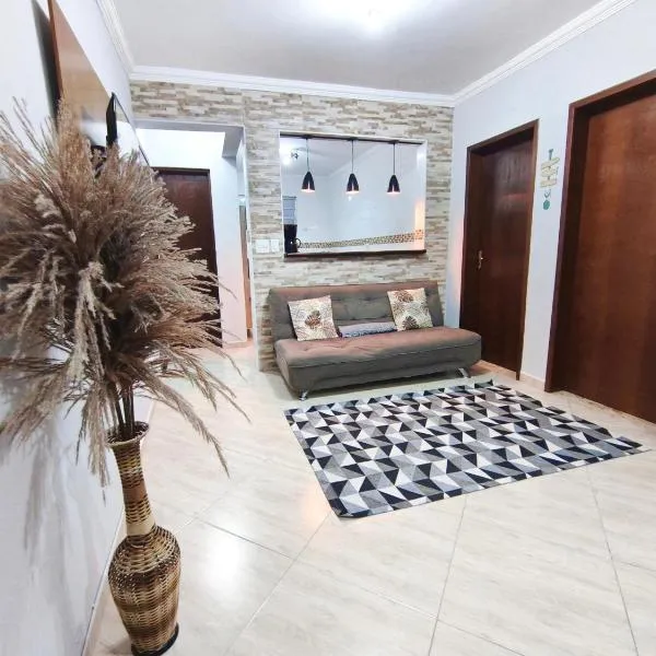 Apto no centro com vista para o rio, próx a praia e balsa, vaga de garagem, ar-condicionado, self check-in , para até 8 pessoas（Bertioga Centro Apto 8 Pessoas, Frente Marina, Rio e Praia a 4 Min）、ベルチオガのホテル