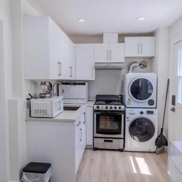 Quiet, cozy 2BR1BA private entry near Skytrain, hotel v destinaci Vancouver