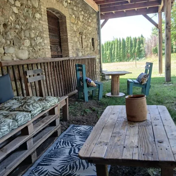 Les Gîtes du Saro, hotel v destinaci Chabestan
