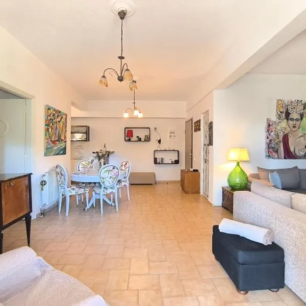 Silver Paradeisi Apartment, hotel in Palaiá Fókaia