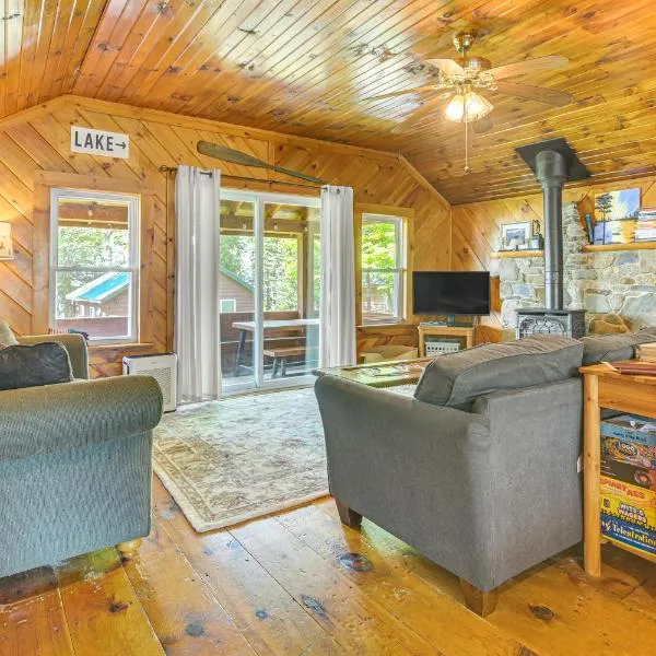 Rustic Cabin Retreat on Rangeley Lake!, hotel a Rangeley