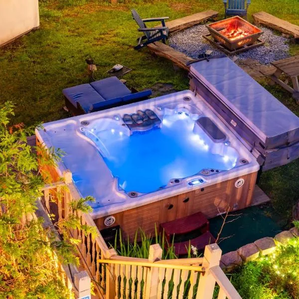 Hideaway Hot Tub Sunna Lake Kayaks Pool, hotel in Bushkill