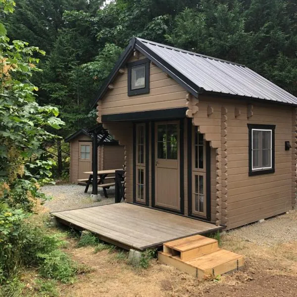 The Cedar Cabin Bunkie - Cowichan Valley Bunkie Glamping, hotel in Duncan