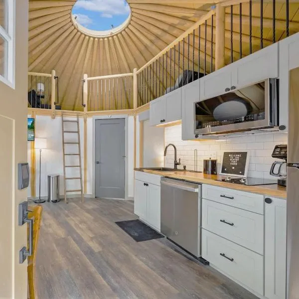 Gentry- Luxury Yurt-Cabin - Family Glamping Canyon Lake w Private Hot Tub, hotel em Canyon Lake