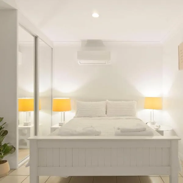 Classy Modern self contained Studio- Private & Peaceful, hotel in Wellington Point