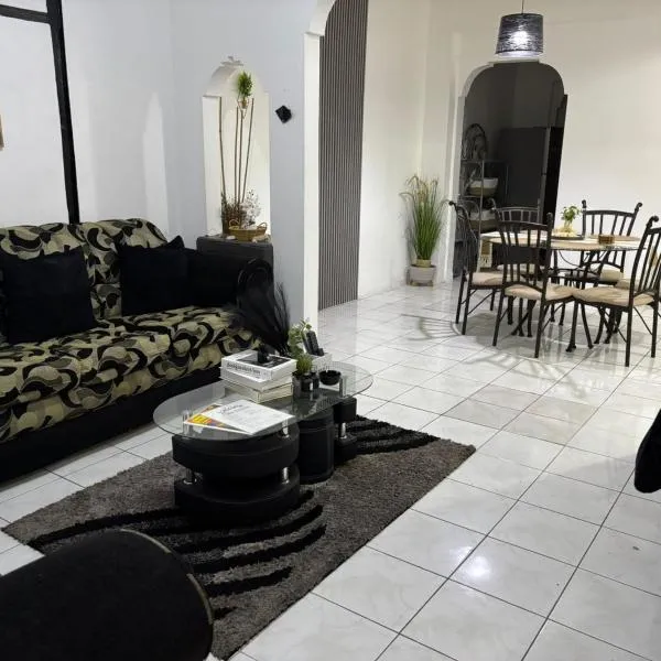 Villa Solara Your Spacious, Central, Affordable Stay in Kingston, hotel in Kingston