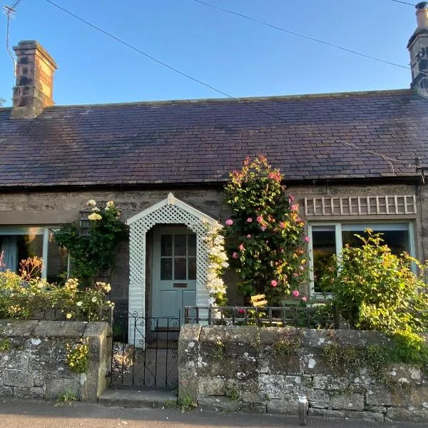 The Old Post Office, Cosy Cottage in Northumberland, Near Coast, Dog Friendly，Chatton的飯店