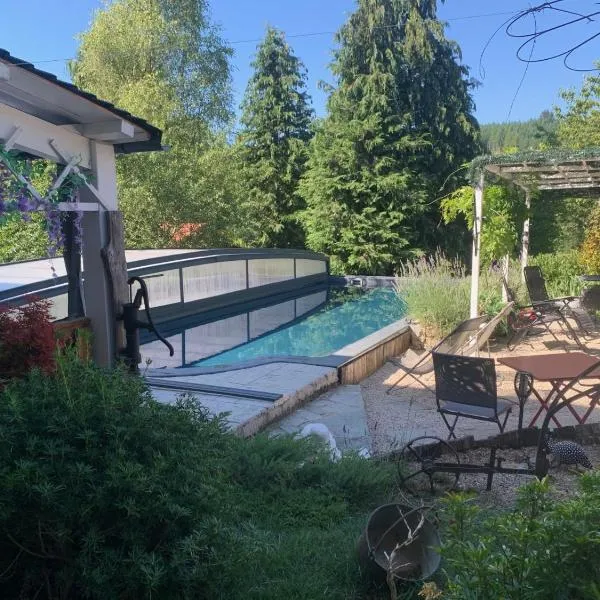 Chambres d'Hôtes LES VERGERS DE LOUISE – hotel w mieście Thiolières