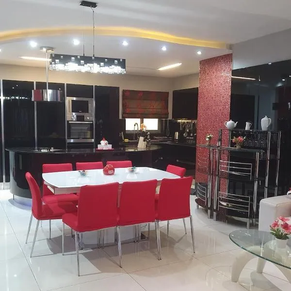 Modern, stylish & comfortable 3 bedroom apartment with jacuzzi and private yard with barbeque, hotel v destinaci Mellieħa