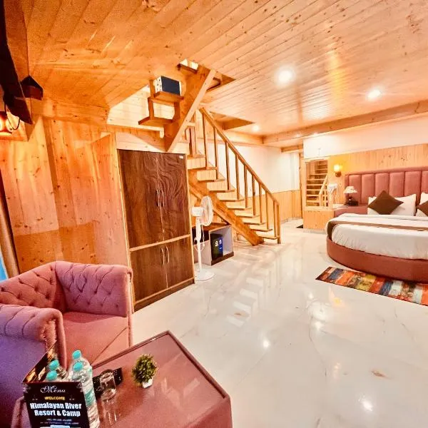 Himalayan Fort Resort, Manali - !! Riverside Property !! Big Garden with Bonfire !! Guest Preferred !! Scenic River & Mountain View !! Big Parking !! Luxury Balcony Rooms !! Playing Zone !! Property of the Year, hotel in Manāli