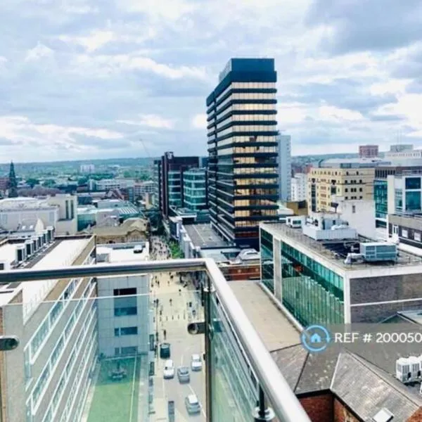 Award Winner of 2026 &2025 traveller & Best guest rated apartment, two bedroom, #1 Leeds city centres most central location, Great 180 degree views,balcony , PARKING onsite, Netflix & WiFi, hotel i Leeds