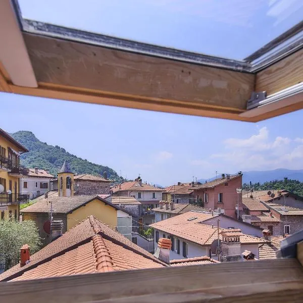 Large apartment in the village near Varenna, hotel in Perledo