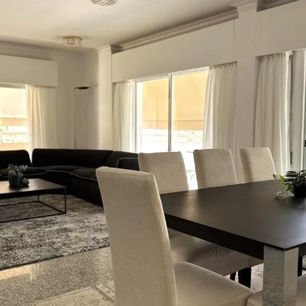 Modern 3BDR_Top Floor_Lux_Suite_Balcony, hotel a Limassol