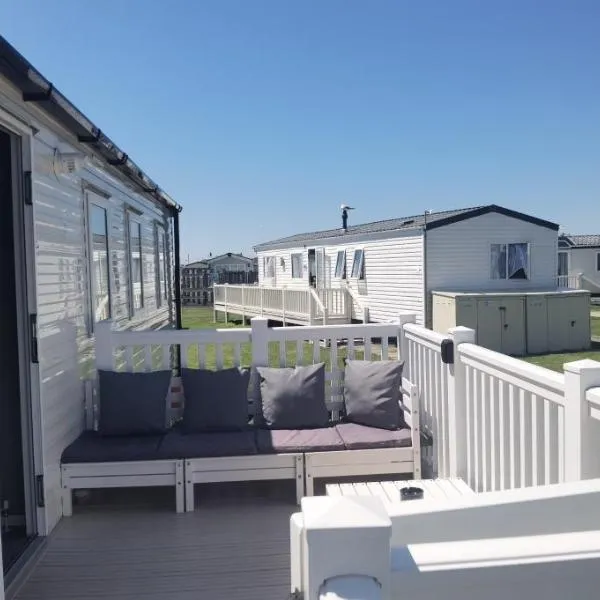 Big Boss Caravan-Camber Sands,Sleep 8, Free Wi-Fi, Netflix, Parking، فندق في Camber