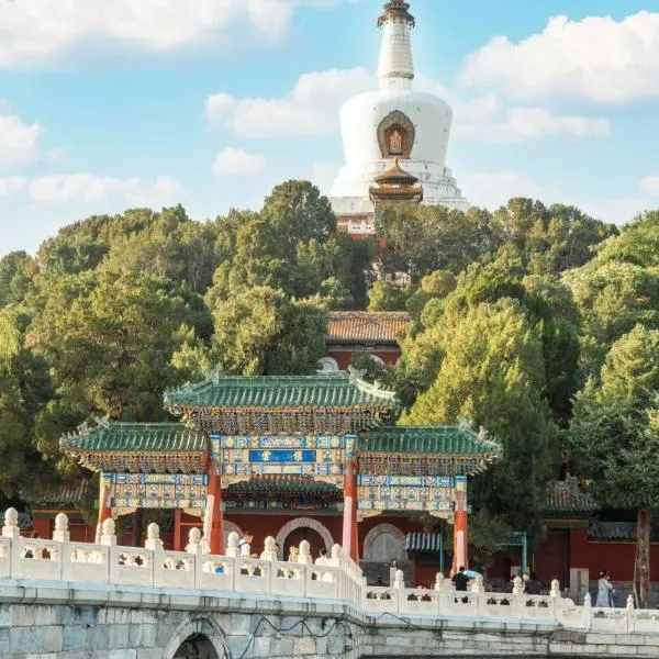 East Sacred Hotel-Very close to the Drum Tower,The Lama Temple,Houhai Bar Street,Nanluoguxiang,Tiananmen Square and the Forbidden City, and the subway st ation is also very close, hotel v Pekingu